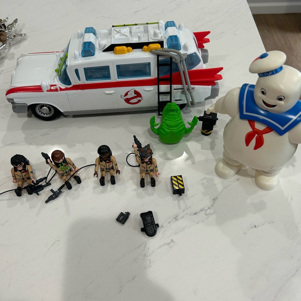 Ghostbusters Ecto-1 Playset with Figures